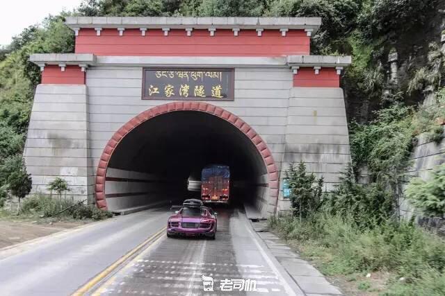 开辆超跑去*藏西**！最后看看几百万的奥迪R8破成啥样了？