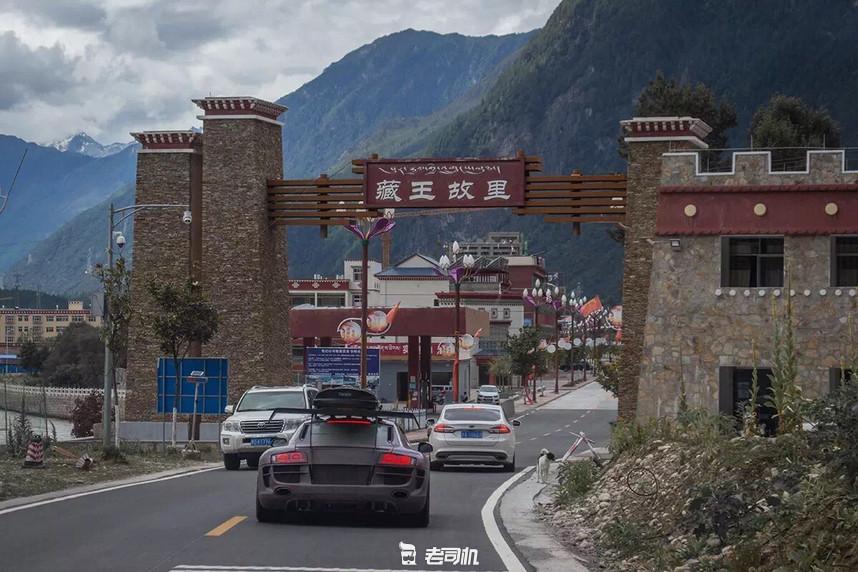 开辆超跑去*藏西**！最后看看几百万的奥迪R8破成啥样了？