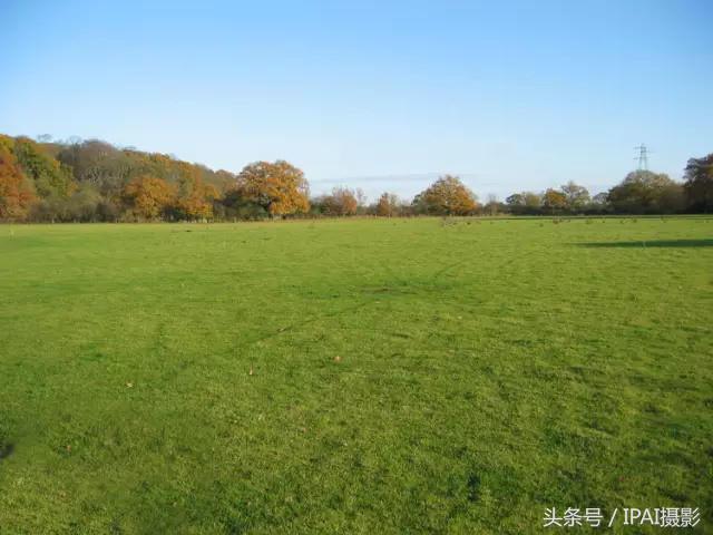 IPAI摄影搜罗PS教材：合成站在手机中踢足球的3D手机海报