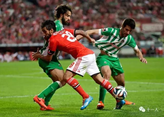 足球训练先练传球还是带球,足球带球跑动中如何高远传球