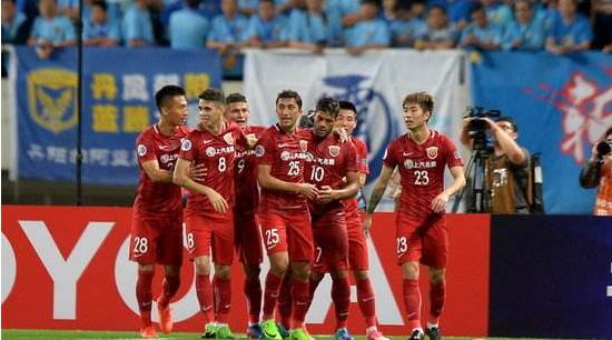 给老司机董路一记漂亮的小粉拳