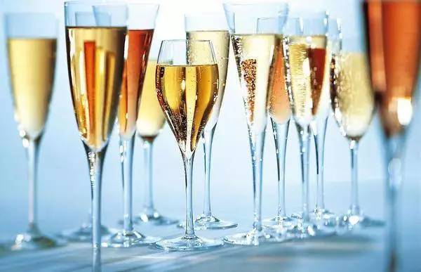为什么庆祝人都用香槟,为什么庆祝就要喝酒