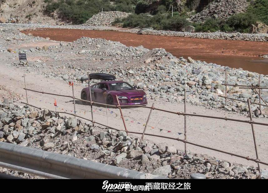 开辆超跑去*藏西**！最后看看几百万的奥迪R8破成啥样了？