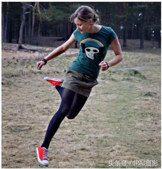 IPAI摄影搜罗PS教材：合成站在手机中踢足球的3D手机海报