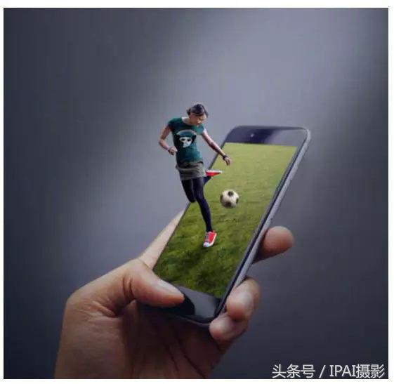 IPAI摄影搜罗PS教材：合成站在手机中踢足球的3D手机海报