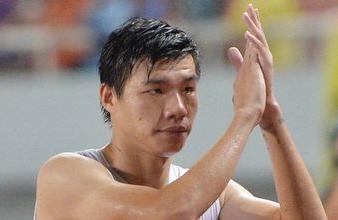 给老司机董路一记漂亮的小粉拳