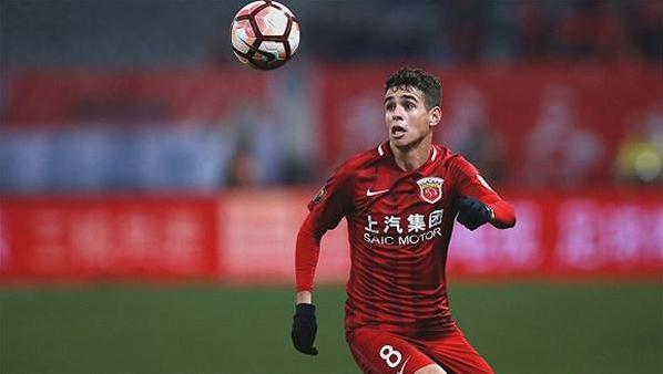 给老司机董路一记漂亮的小粉拳