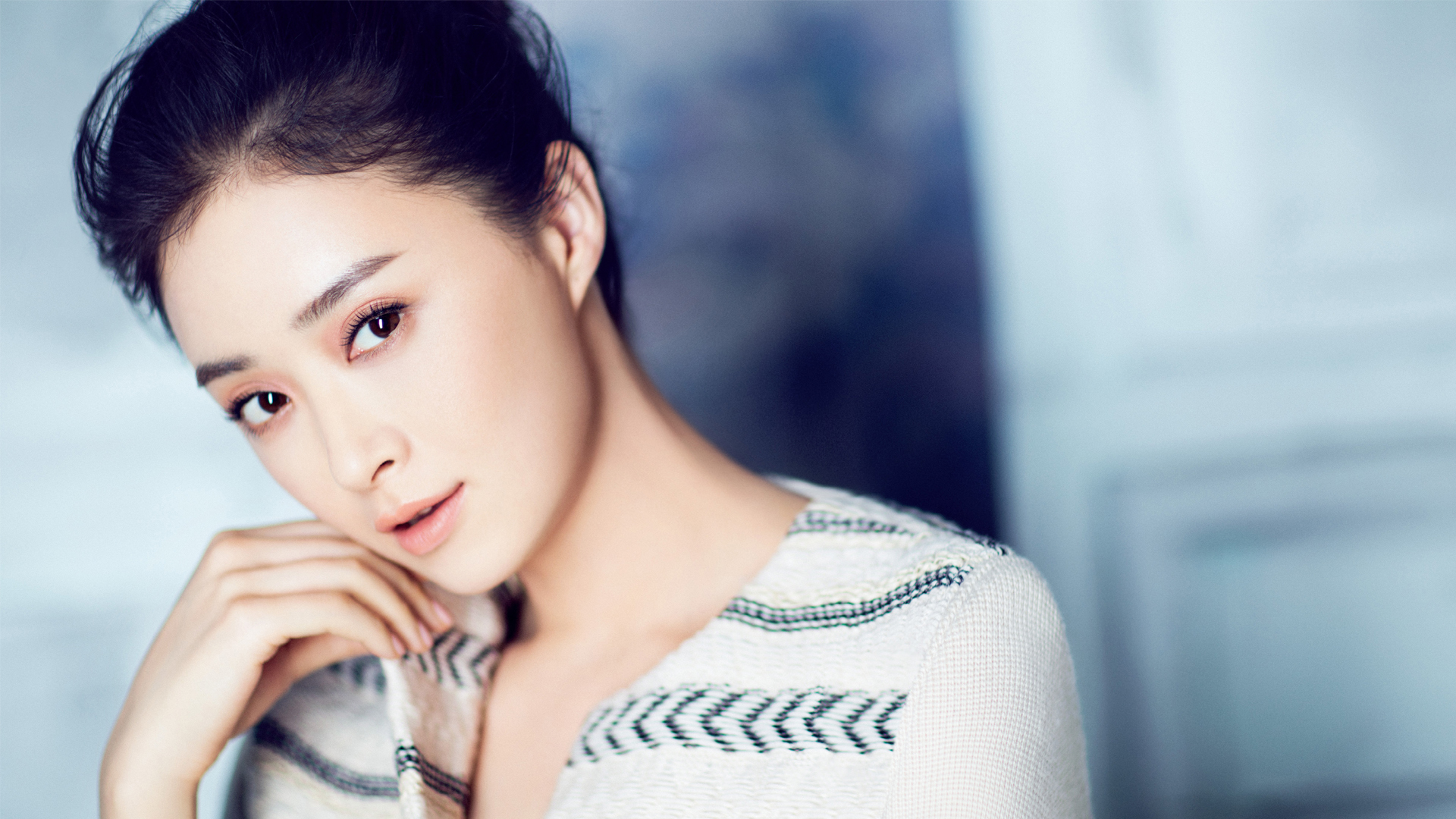 蒋欣喝水,蒋欣怎么从内双变双眼皮的