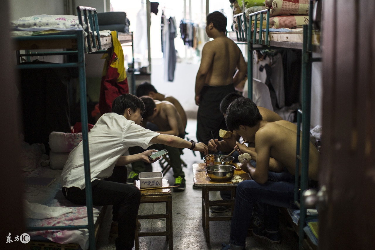 男生宿舍情感讲解,宿舍三人人际关系
