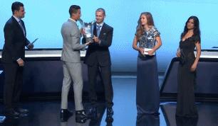 c罗荣膺欧足联最佳球员,c罗蝉联金球奖