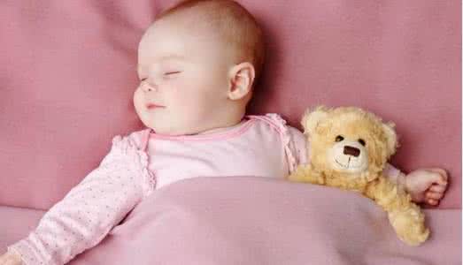 宝宝分床睡哭闹不止，妈妈该如何帮宝宝轻松渡过分床期？