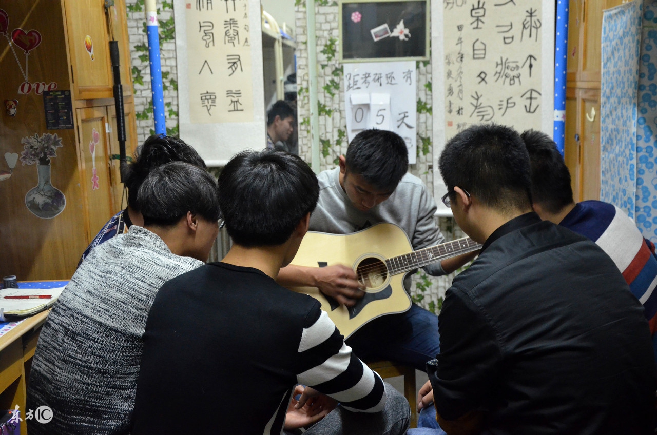 男生宿舍情感讲解,宿舍三人人际关系