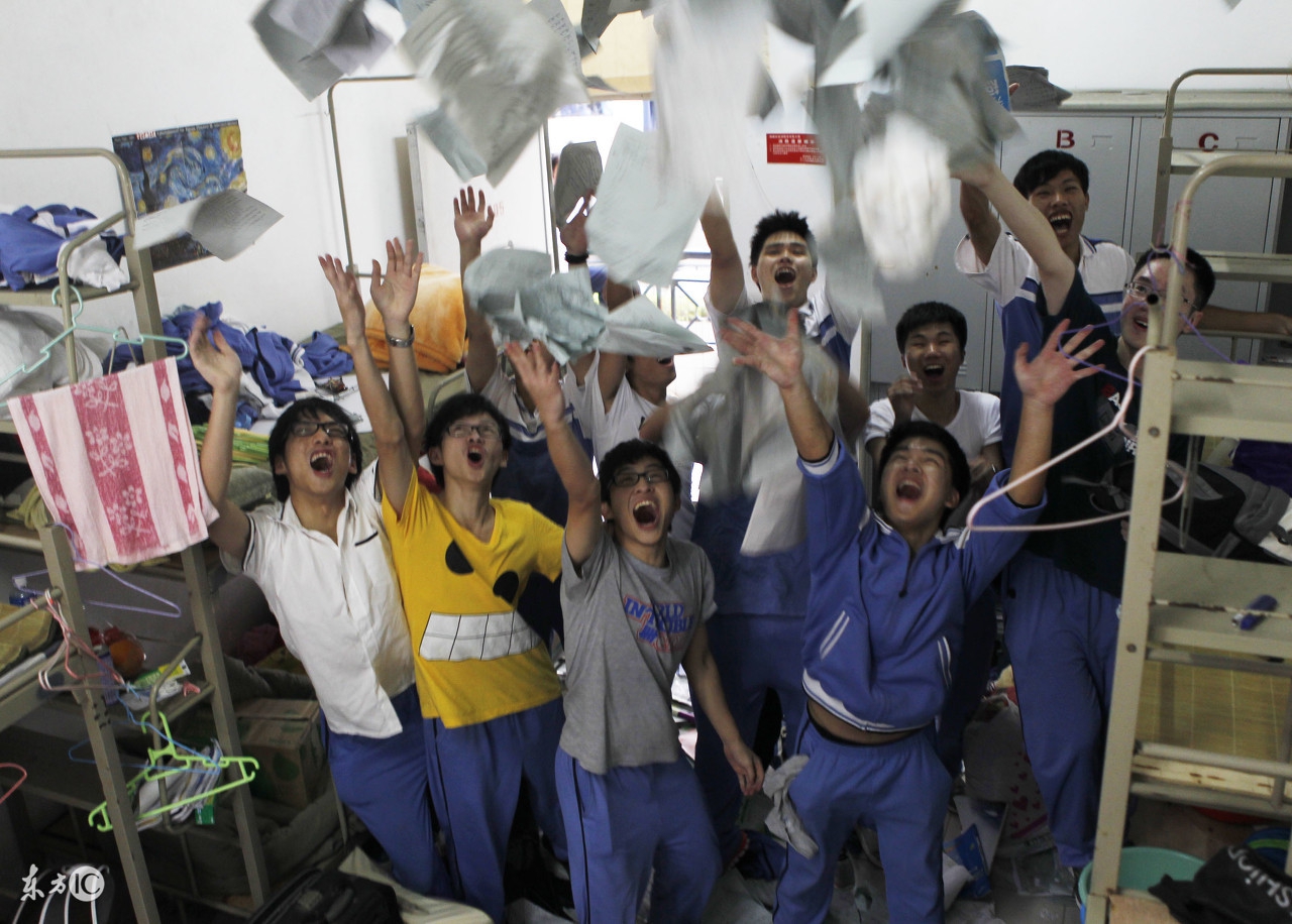 男生宿舍情感讲解,宿舍三人人际关系