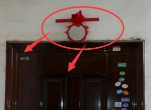 邻居对门挂镜子对我家有什么影响,邻居窗户挂镜子怎么化解