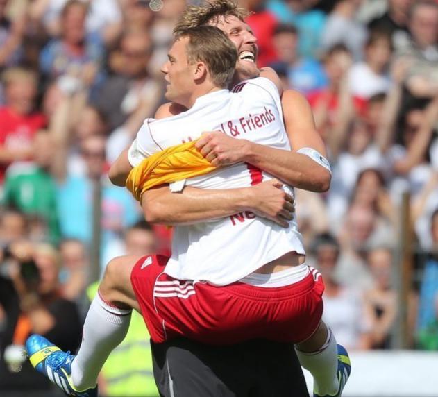 NBA球星爱足球：詹皇利物浦小老板，科比秀颠球征服巴萨球员！