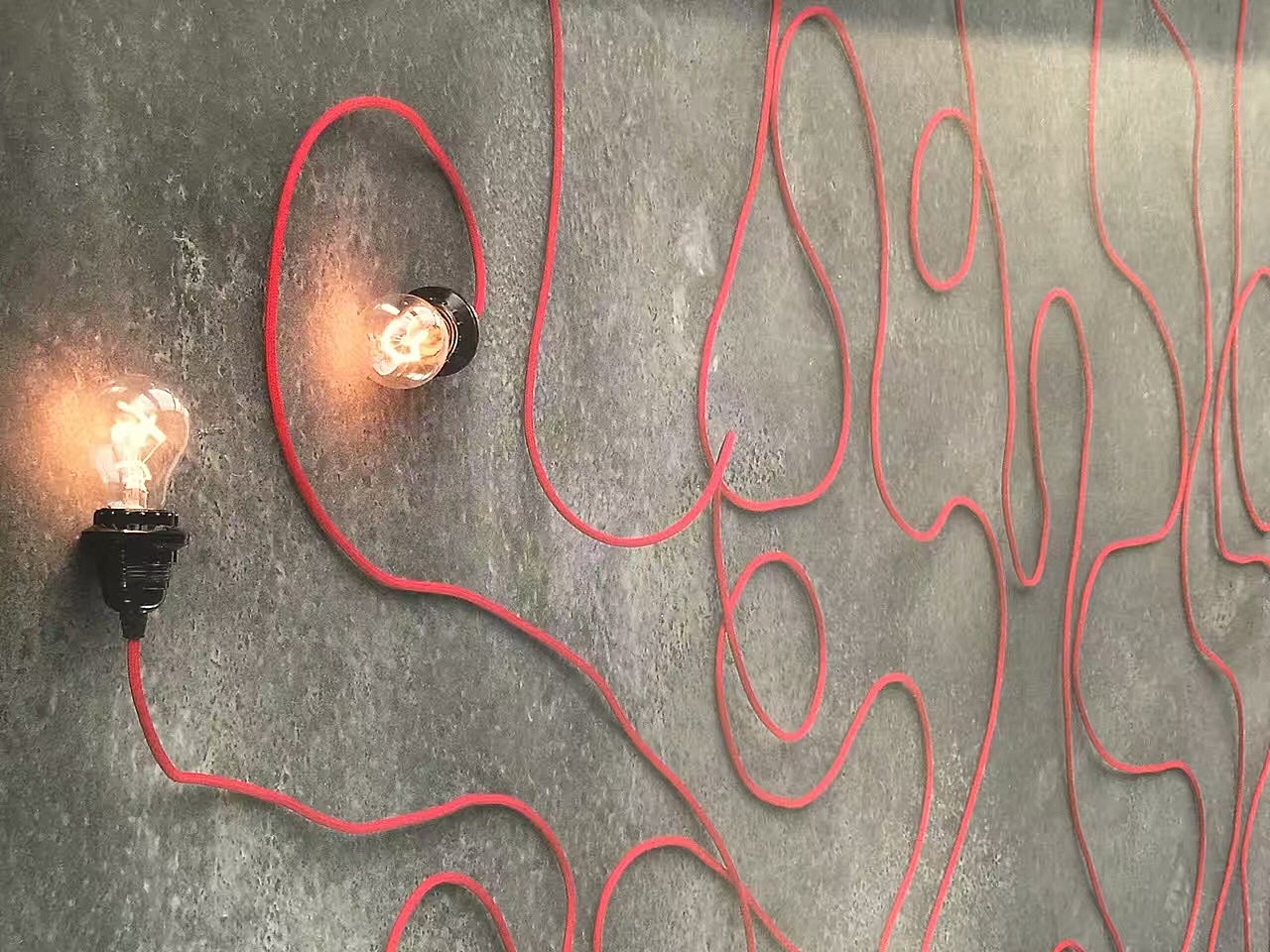 女艺术家先使用内脏视频的性能，探索身体內部的器官与肠道子宮