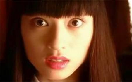 “三白眼”：看到这样的眼睛，男子慌张转身便逃！