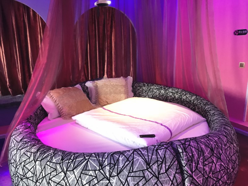 情趣主题酒店内原来是这样的，看得我脸都红了！