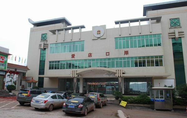 中越边境，越南女人来中国打工，越南男人戴绿帽子干活