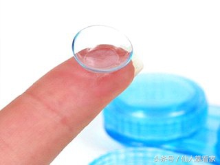 戴隐形眼镜如何将危害降到最低,如何戴隐形眼镜的技巧视频