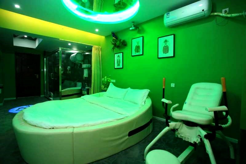 情趣主题酒店内原来是这样的，看得我脸都红了！