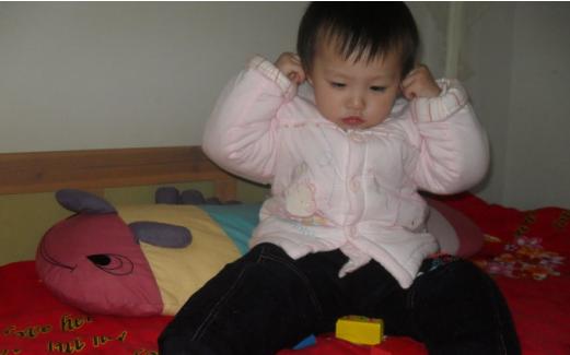 宝宝拼命抓耳朵身体发出求救信号,三个月小孩一直抓耳朵