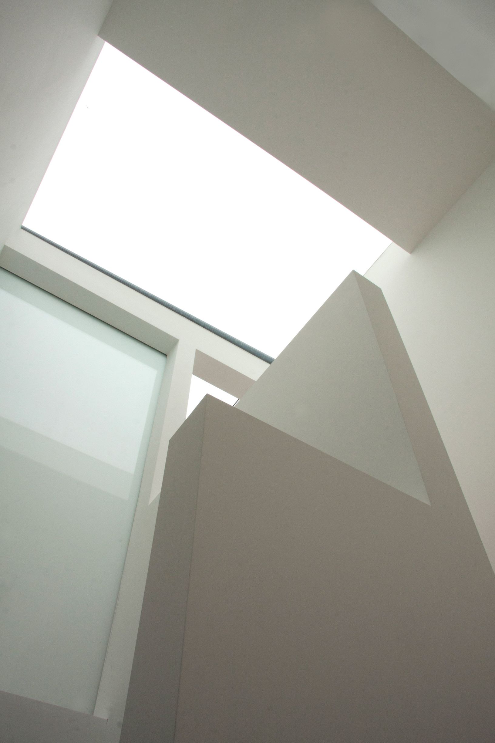 货架单元和隐蔽门分开翻新伦敦之家