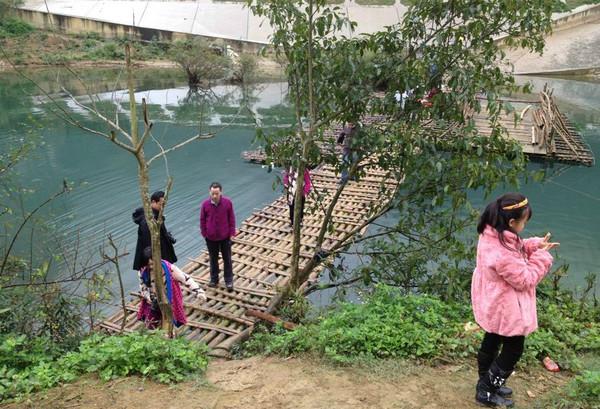 中越边境，越南女人来中国打工，越南男人戴绿帽子干活