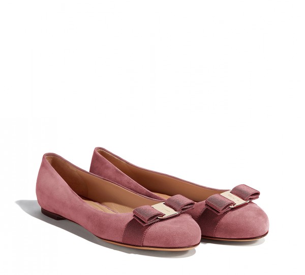 出境旅游——免税店里女人一定要薅件菲拉格慕的鞋子