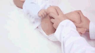 宝宝穿纸尿裤腿上有勒痕是小了吗,纸尿裤会导致o型腿吗