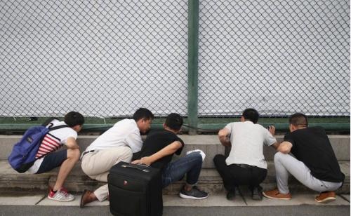 心疼现场国足球迷,球迷为国足流泪加油