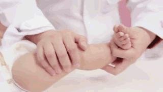 宝宝穿纸尿裤腿上有勒痕是小了吗,纸尿裤会导致o型腿吗