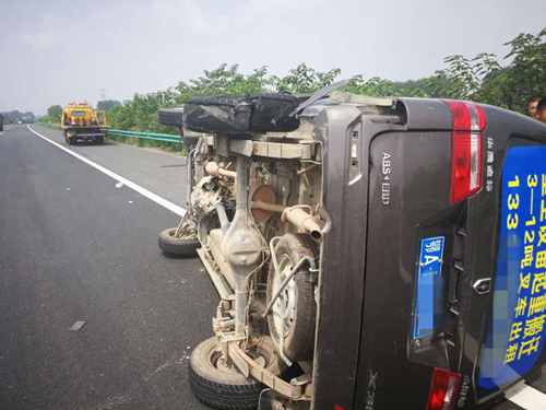 高速车祸现场一受伤女子跪地爬行,高速发生车祸幸存的6岁女孩后续