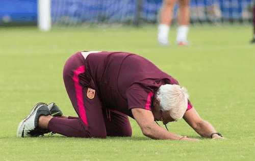 国足出现概率仅0.2%！又一次求助半个亚洲，里皮赛前跪地祈祷