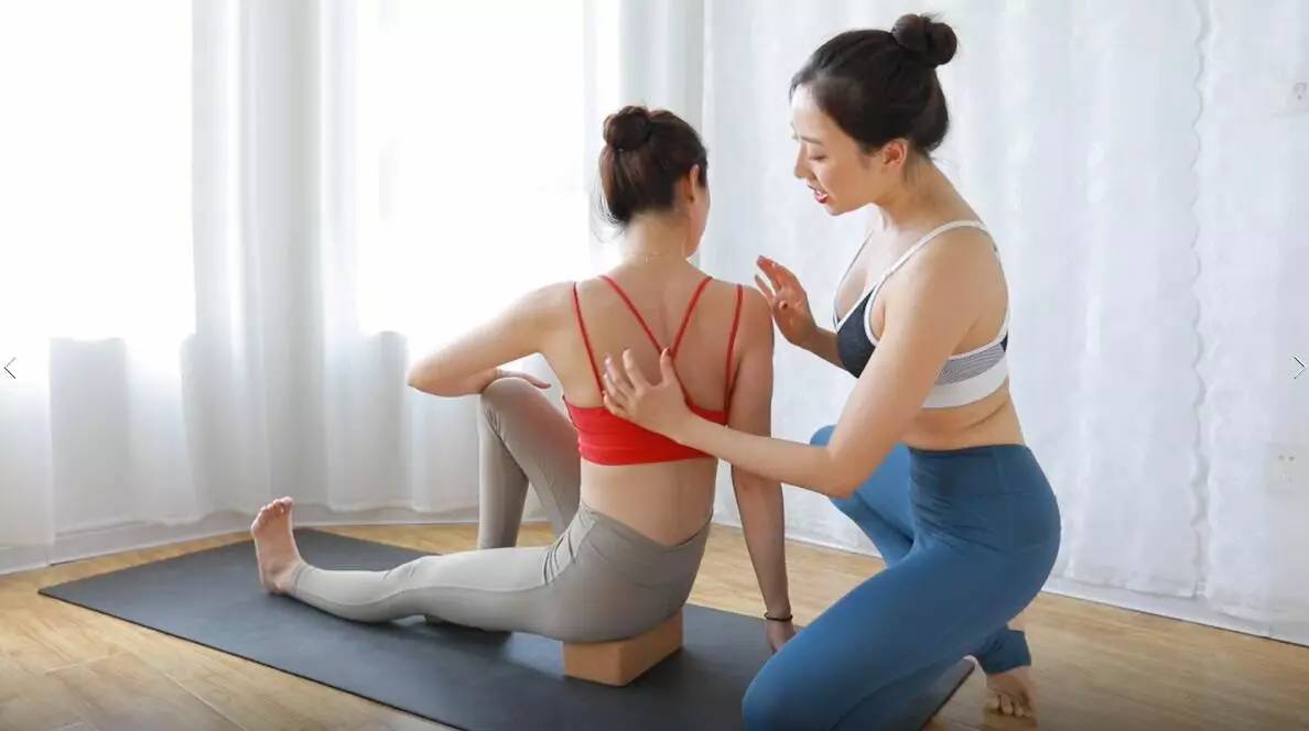 改善胸部下垂的床上动作,女性胸部下垂干瘪如何健身