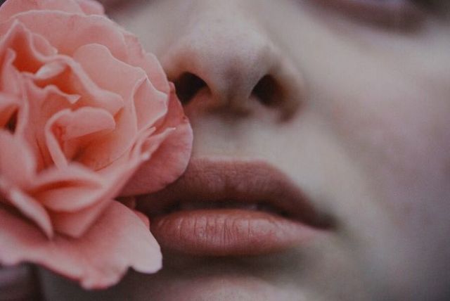 孕妈妈嘴里发苦是怎么回事,孕早期嘴巴苦没胃口正常吗