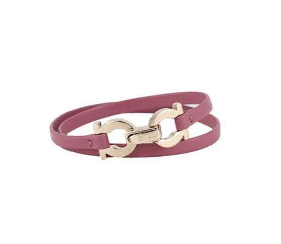 出境旅游——免税店里女人一定要薅件菲拉格慕的鞋子