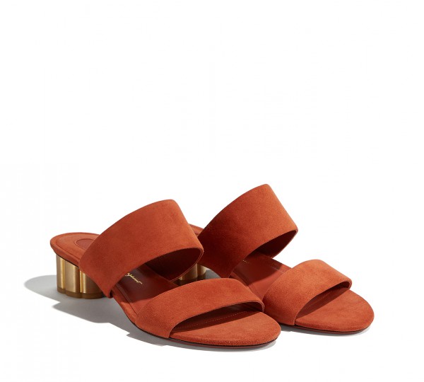 出境旅游——免税店里女人一定要薅件菲拉格慕的鞋子