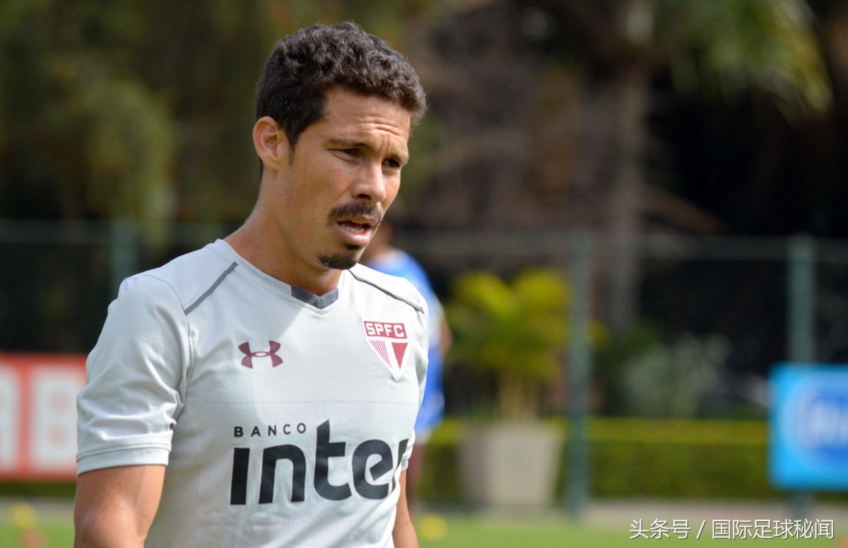 巴甲联赛惊魂一幕：埃尔纳内斯膝盖猛磕队友太阳穴