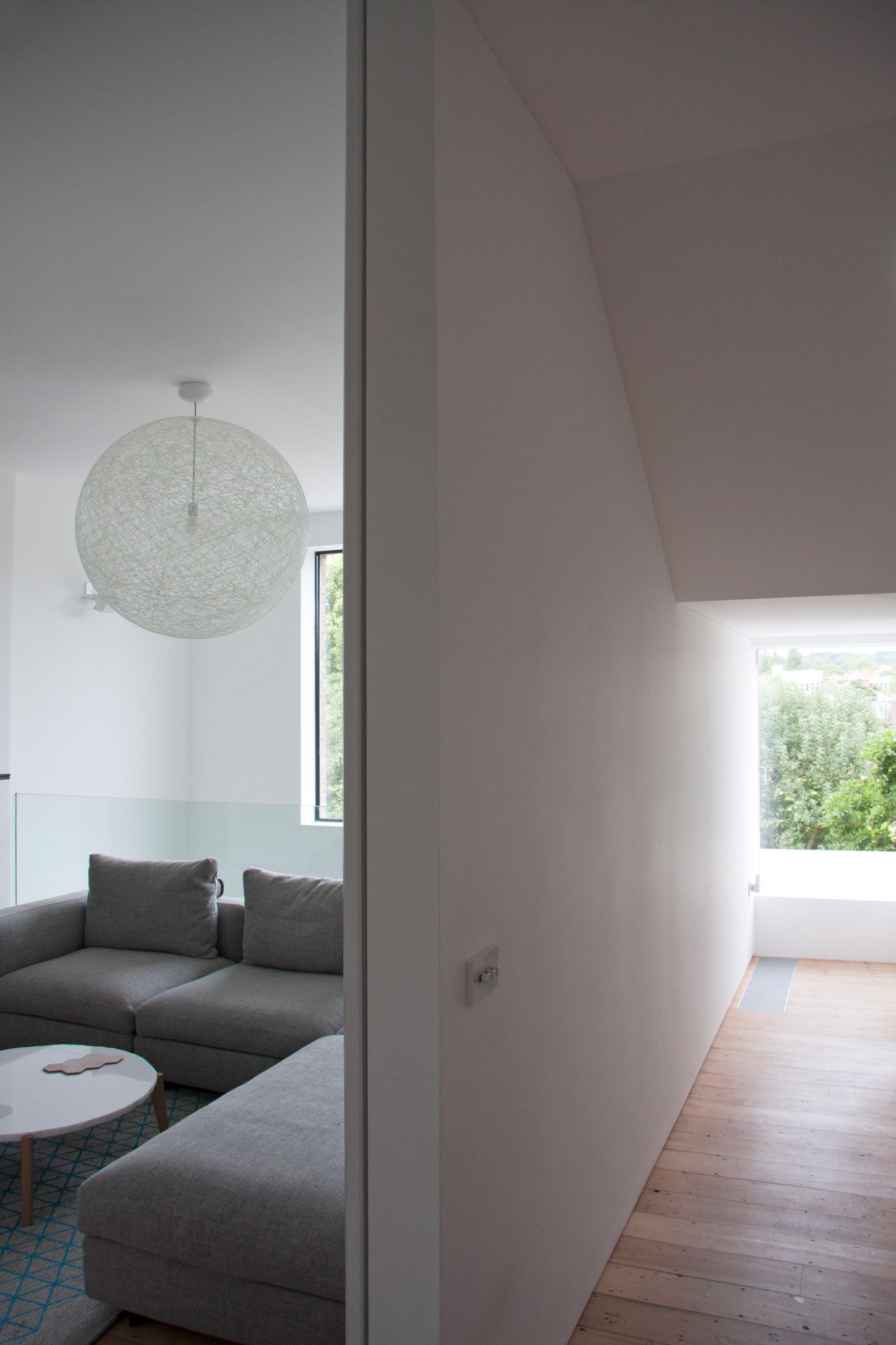 货架单元和隐蔽门分开翻新伦敦之家