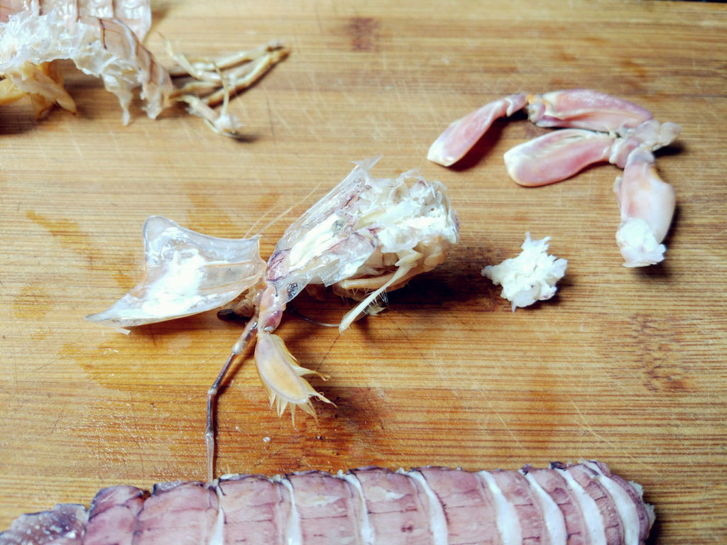 虾爬子怎么去壳,怎么剥皮皮虾的壳不扎手