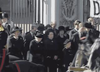 尽管她的婚姻不是你情我愿的爱情，她却被两个王子深爱着