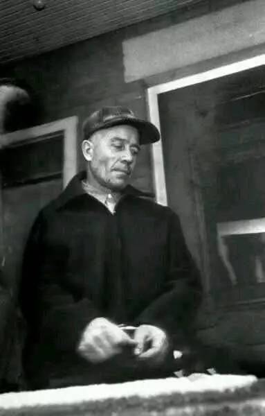 杀人扒皮制成工艺品：虔信圣经的母亲为何教育出“德州电锯杀人狂”？