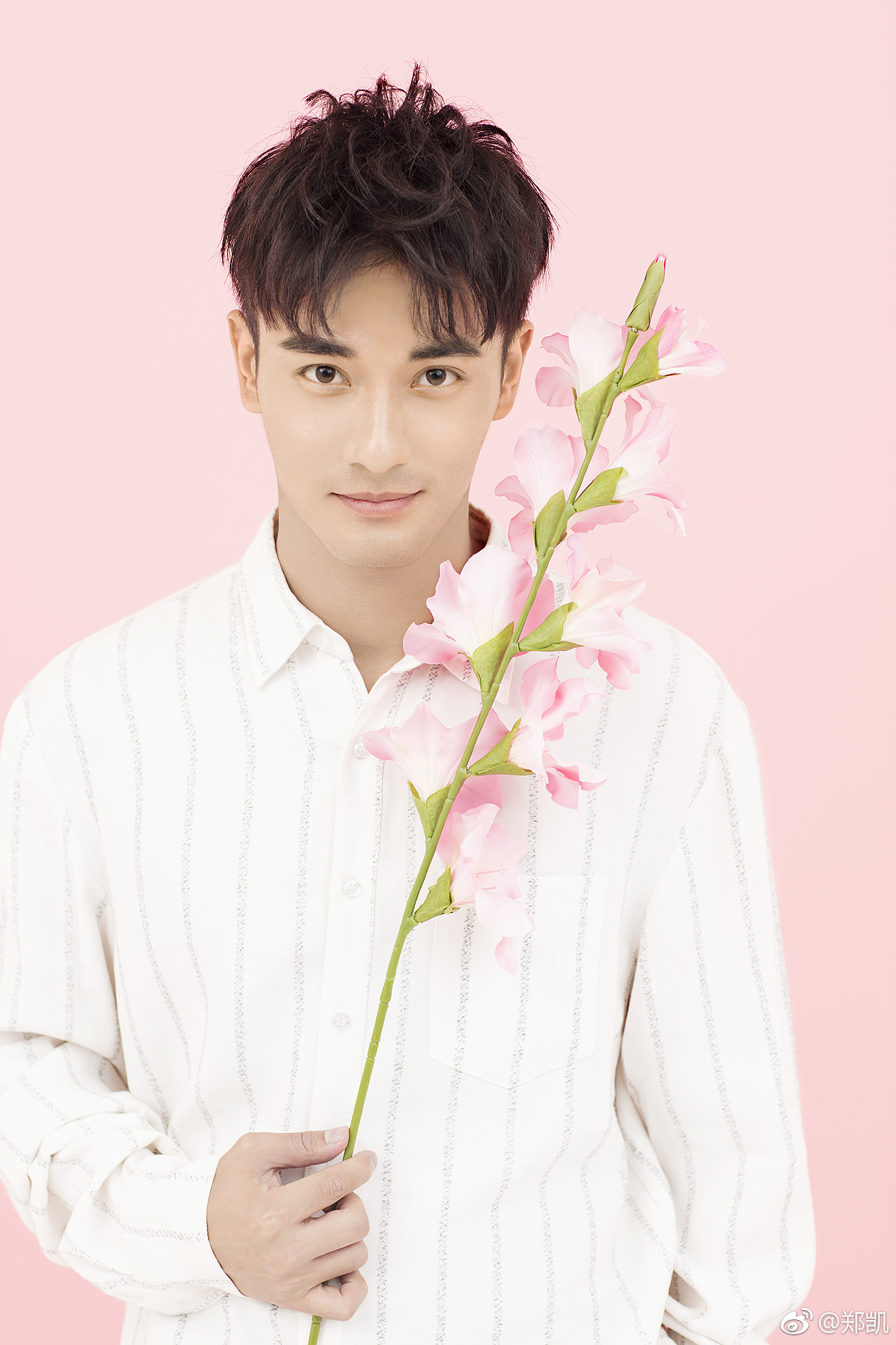 遇见足球城吴昕和小哥换礼物,遇见足球吴昕郑恺视频