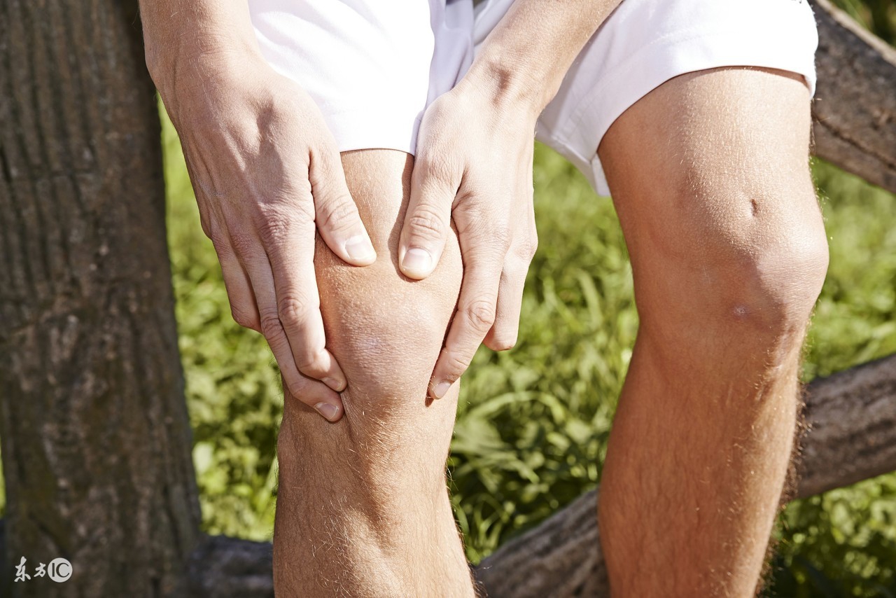 走路老是腿打弯是怎么回事,走路腿打软能治好吗