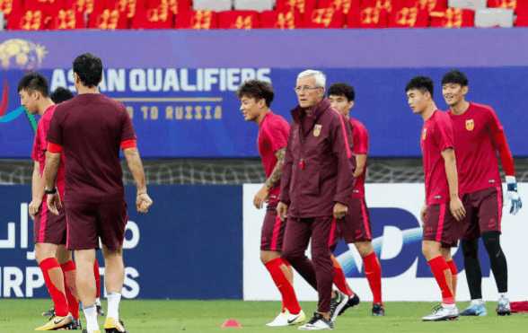 国足出现概率仅0.2%！又一次求助半个亚洲，里皮赛前跪地祈祷