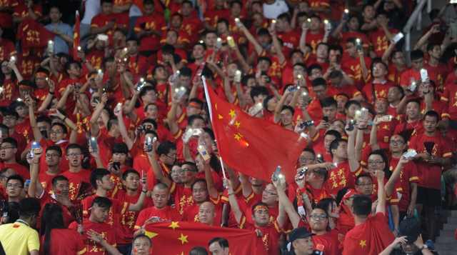 国足赢球后全场合唱歌唱祖国,国足赢球全场高唱夜空中最亮的星