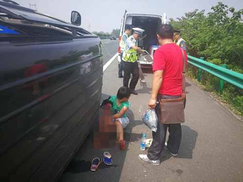 高速车祸现场一受伤女子跪地爬行,高速发生车祸幸存的6岁女孩后续
