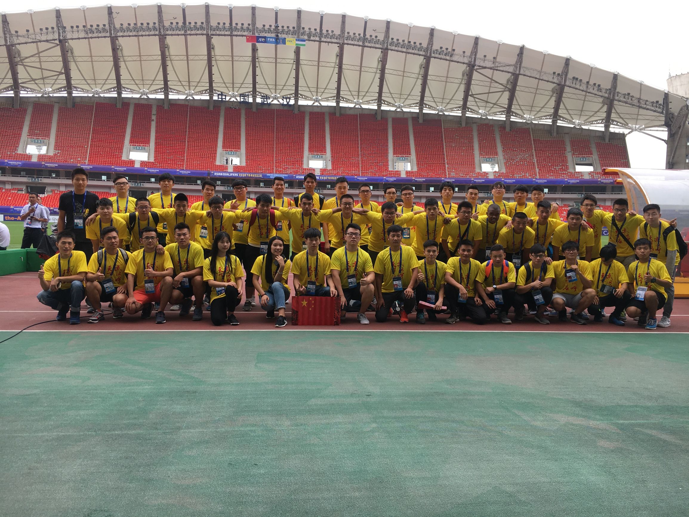 武汉志愿者为武汉加油,全力以赴助威国足