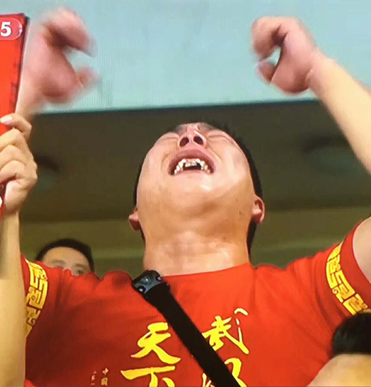 国足赢球后全场合唱歌唱祖国,国足赢球全场高唱夜空中最亮的星